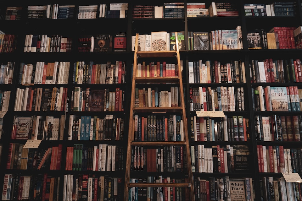 Estante de librería clásica con una escalera en el centro